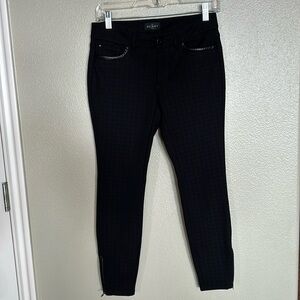 White black skinny ankle pants with leather detail on pockets. Size 00P.